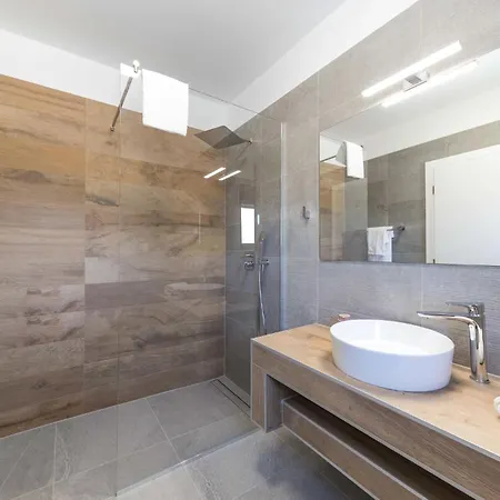 Beautiful In Okrug Gornji With Sauna * Trogir